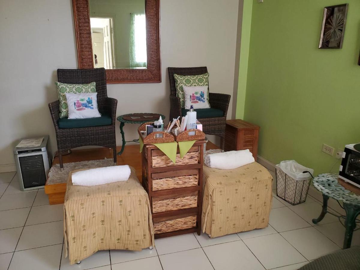 Grenadine House Hotel คิงส์ทาวน์ ภายนอก รูปภาพ