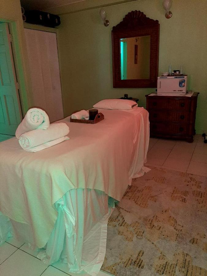 Grenadine House Hotel คิงส์ทาวน์ ภายนอก รูปภาพ