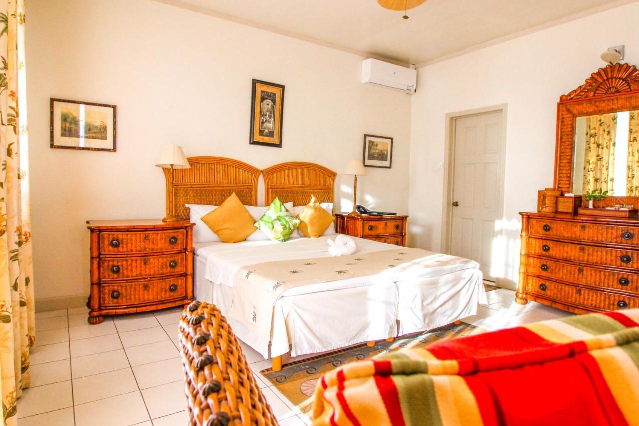 Grenadine House Hotel คิงส์ทาวน์ ภายนอก รูปภาพ